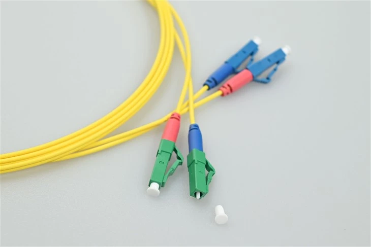 OPTICKÝ NÁPLAŠNÝ KÁBEL LC APC NA LC UPC DUPLEX